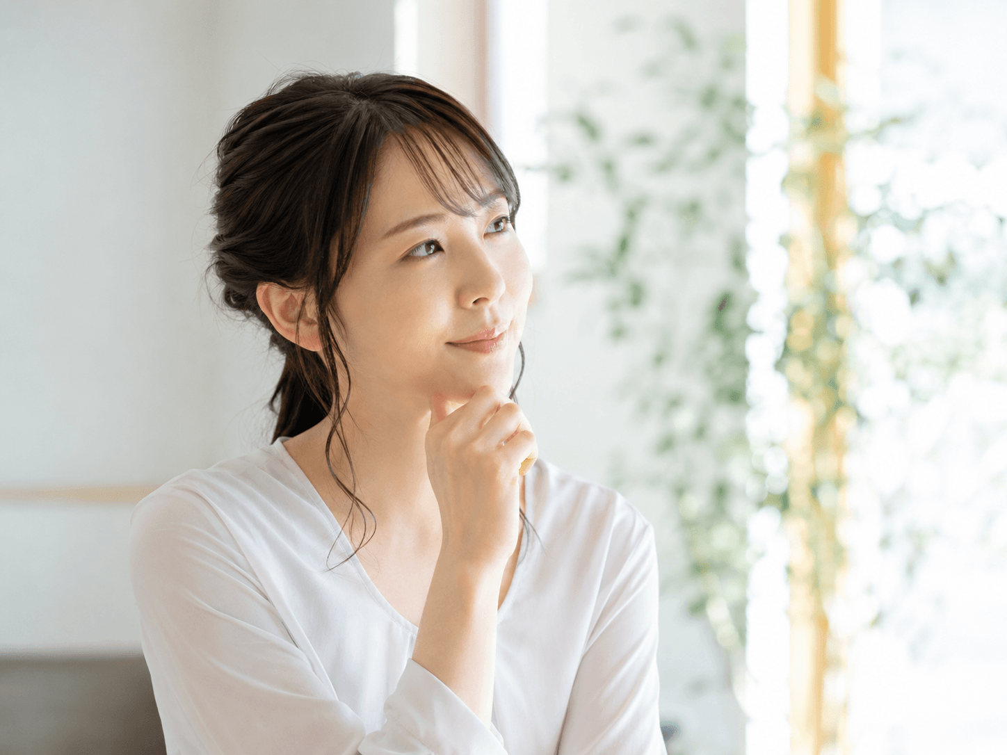 お口のお悩みを相談する女性のイメージ